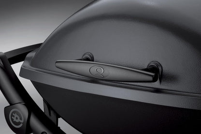 Weber Q2400 Elekrogrill mit Stand + Seitentischen, 54 x 39cm Grillfäche, portable, 2-geteilter porzellanemaillierter Guss-Grillrost, Aluminiumguss Deckel & Gehäuse - Dark Grey (55020879)